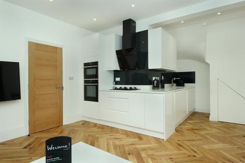 3 bedroom apartment to rent, Horn Lane, W3