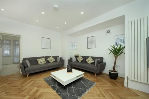 3 bedroom apartment to rent, Horn Lane, W3