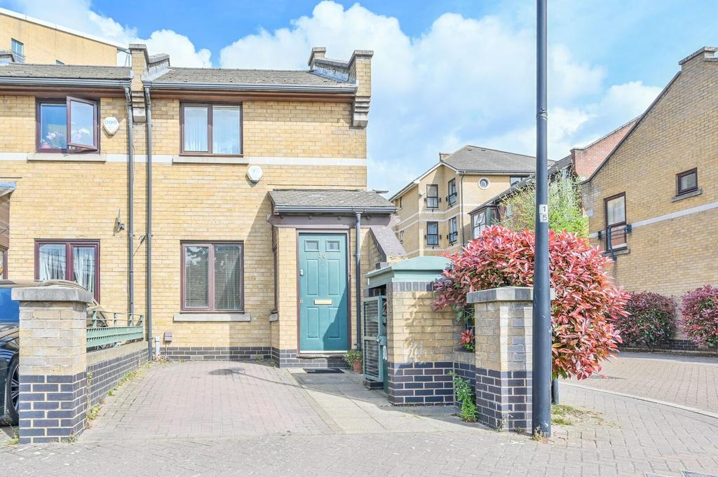 Detached house exterior, driveway