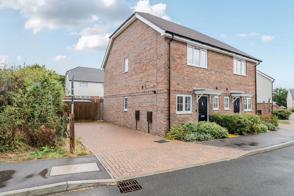 Puttock Way, Billingshurst, RH14 2 bed semi-detached house - £375,000