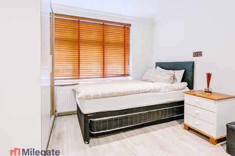 Studio to rent, Vaughan Avenue, London NW4