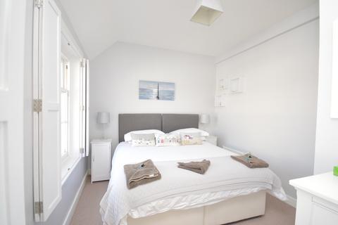 2 bedroom maisonette to rent, High Street, Lymington, Hampshire, SO41