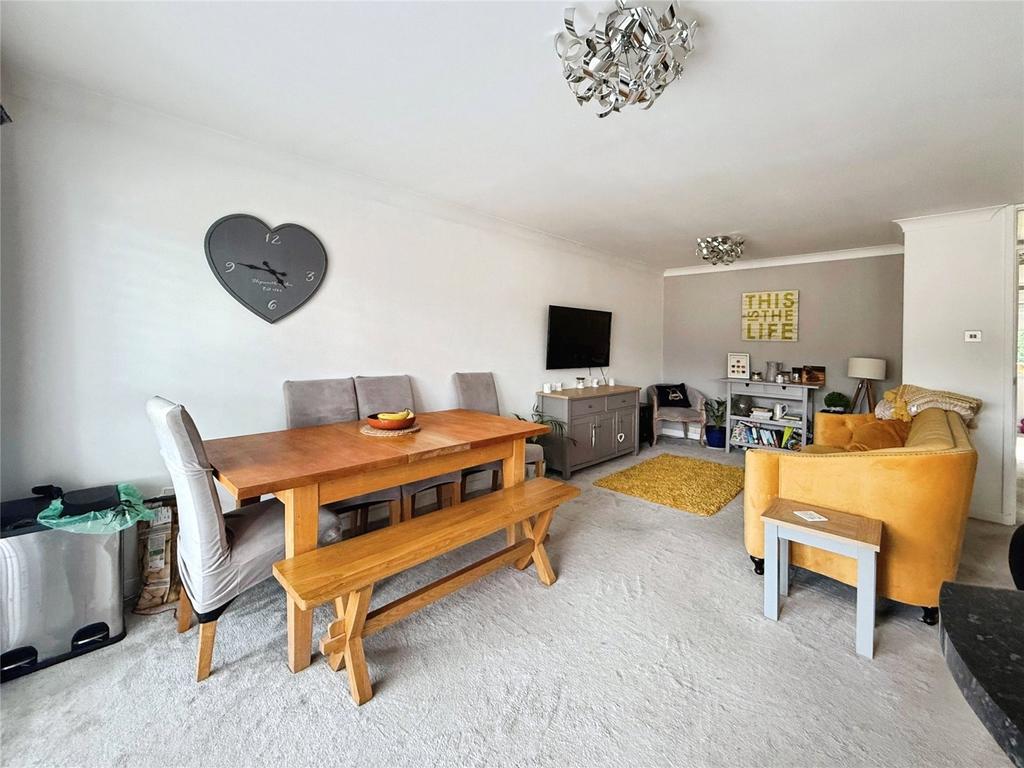 Apartment in Cardiff, Pentwyn - View 3