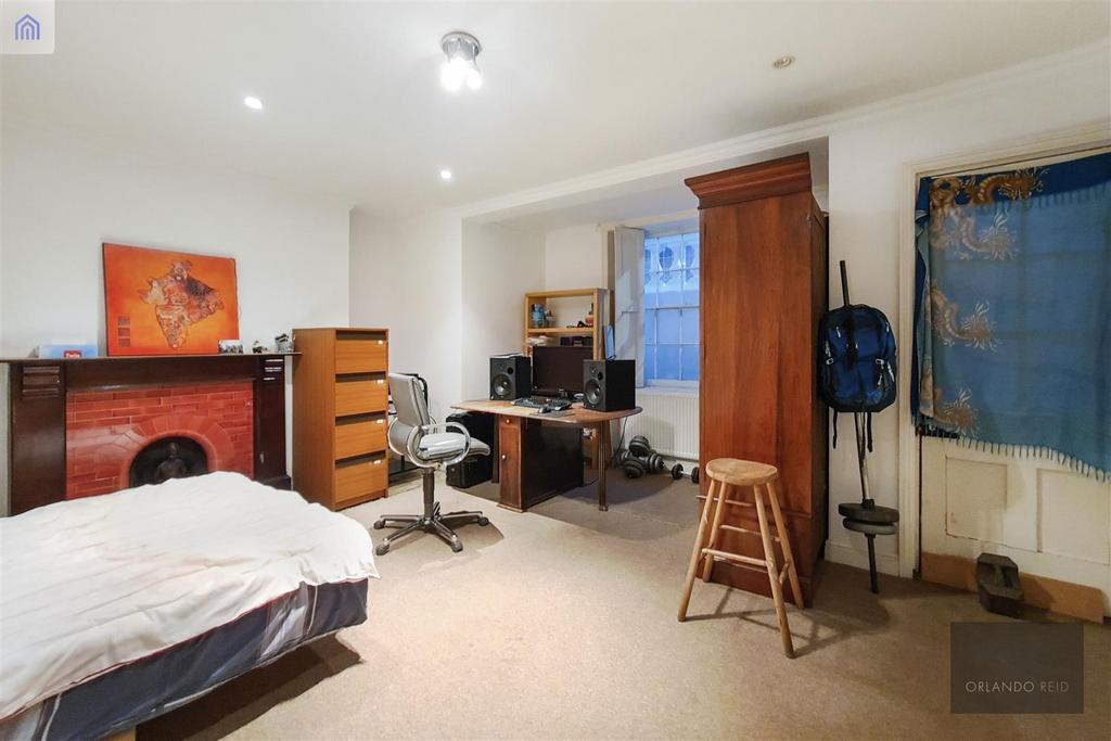 36 Main Bedroom-0.jpg