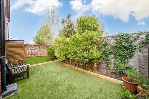 2 bedroom maisonette to rent, French Street, Sunbury-On-Thames TW16
