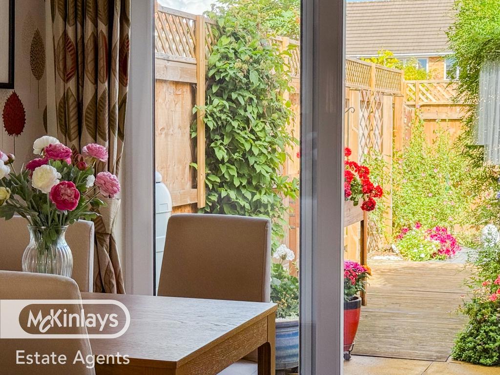Beautifully presented 3 Bedroom Link Detached for