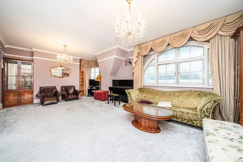 4 bedroom flat to rent, Hammersmith Road, London W14