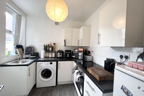 2 bedroom terraced house to rent, Highfield Road, Salford