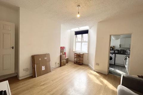 2 bedroom terraced house to rent, Highfield Road, Salford