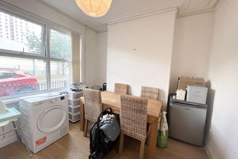 2 bedroom terraced house to rent, Highfield Road, Salford