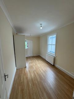 3 bedroom flat to rent, Hichisson Rd, Southwark, SE15