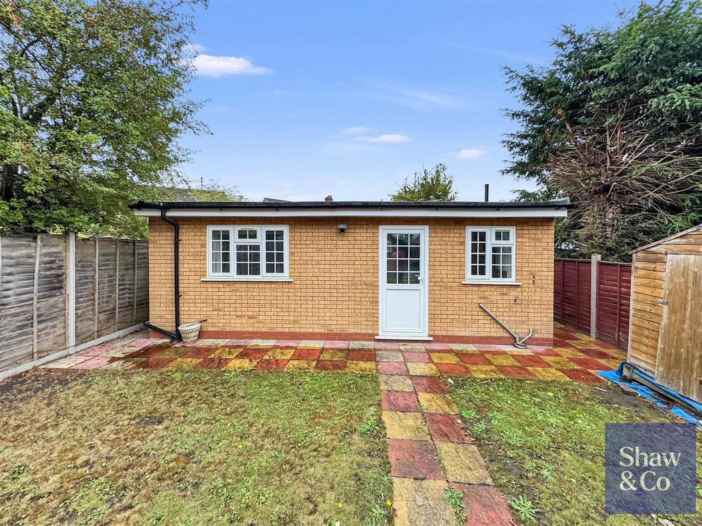 Tw105hs Postcode Great West Road, Hounslow TW5 2 bed flat - £1,750 pcm (£404 pw)