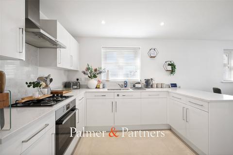 3 bedroom detached house for sale, Shingle Way, Clacton-on-Sea, Essex, CO16