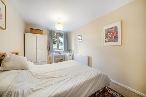 53 Stoneycroft Close, London, SE12 0SN