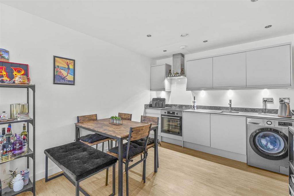 11 Tempus Court, Bellfield Road, HP13 5 HA-4.jpg