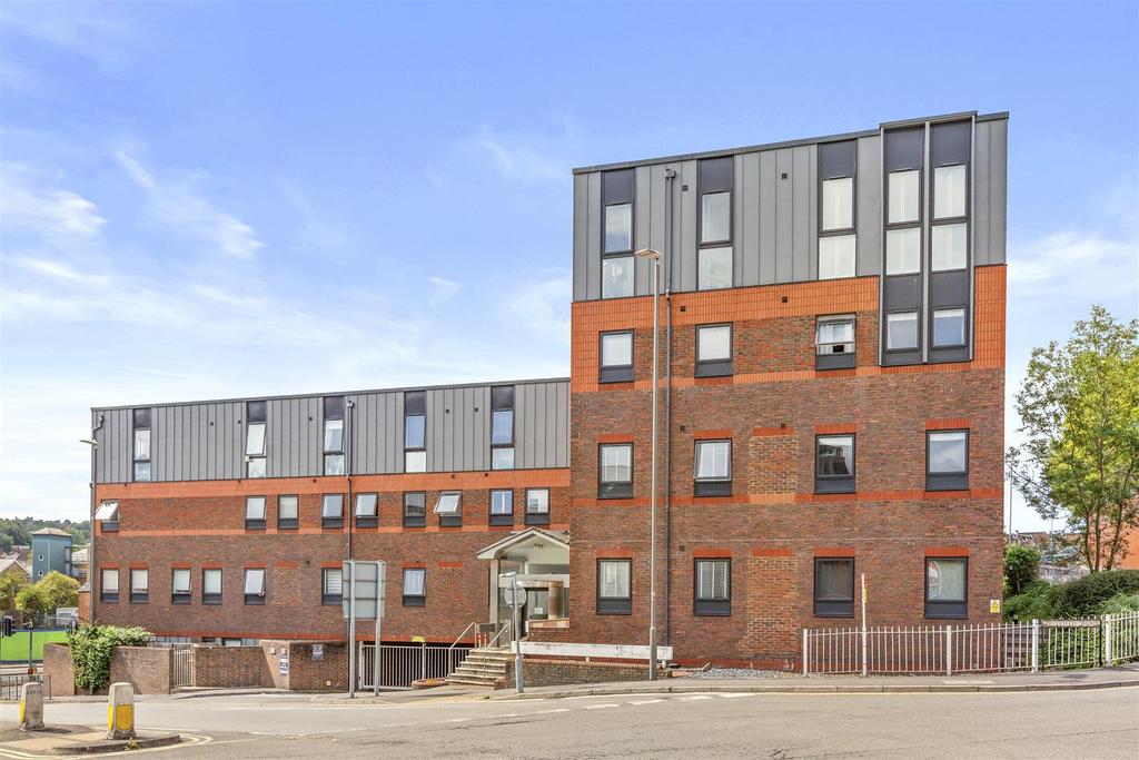 11 Tempus Court, Bellfield Road, HP13 5 HA-12.jpg