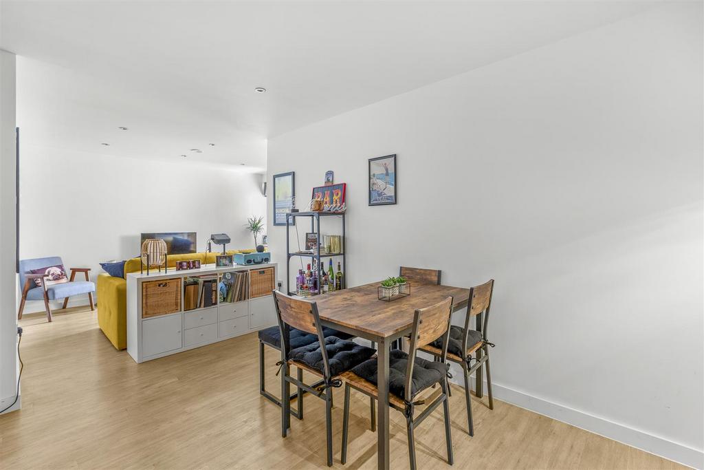 11 Tempus Court, Bellfield Road, HP13 5 HA-6.jpg
