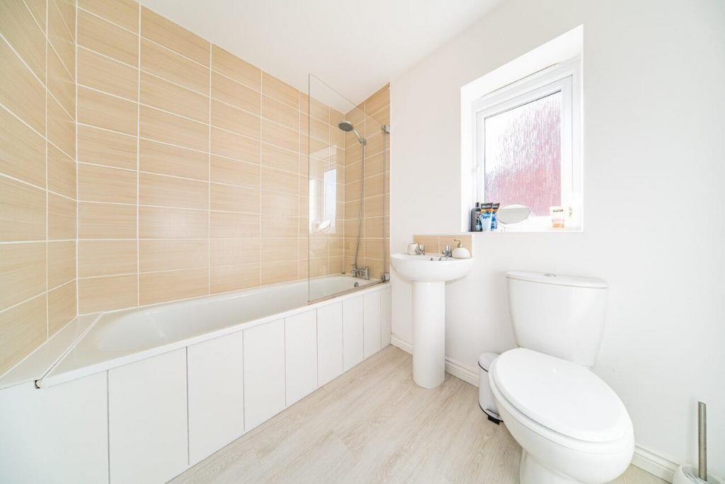 15 Station road bathroom.jpg