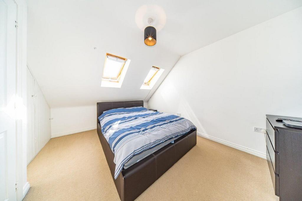 15 Station Road bedroom 1.jpg