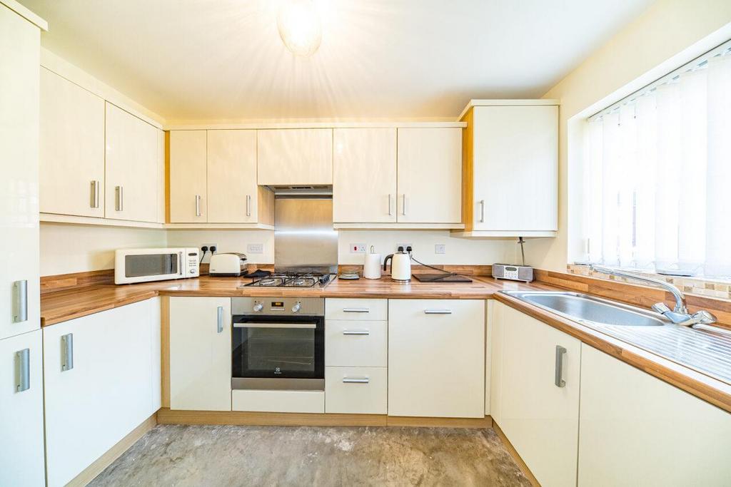 15 Station Road kitchen 3.jpg