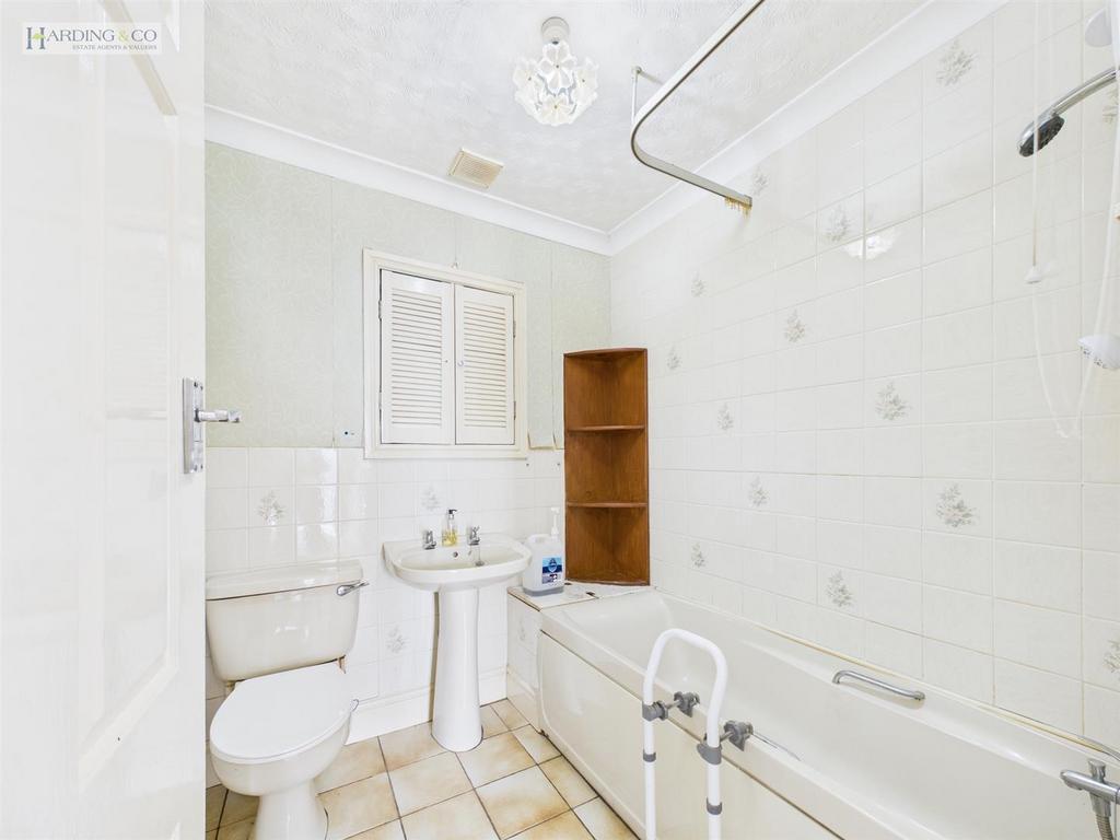 Bathroom 1.jpg