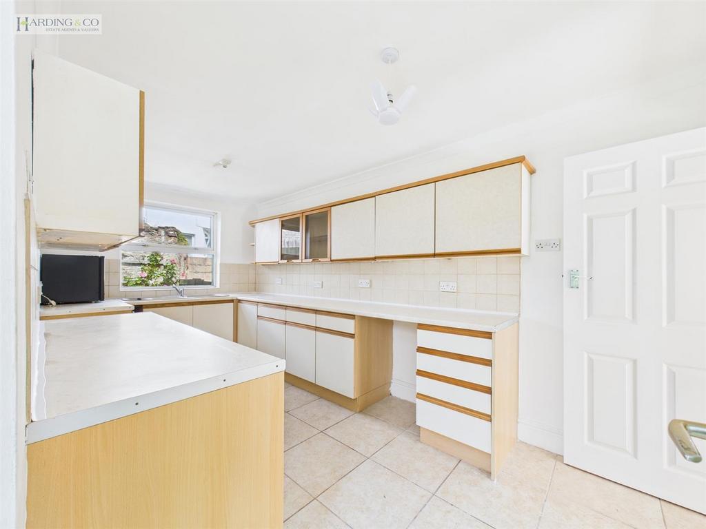 Kitchen 2.jpg