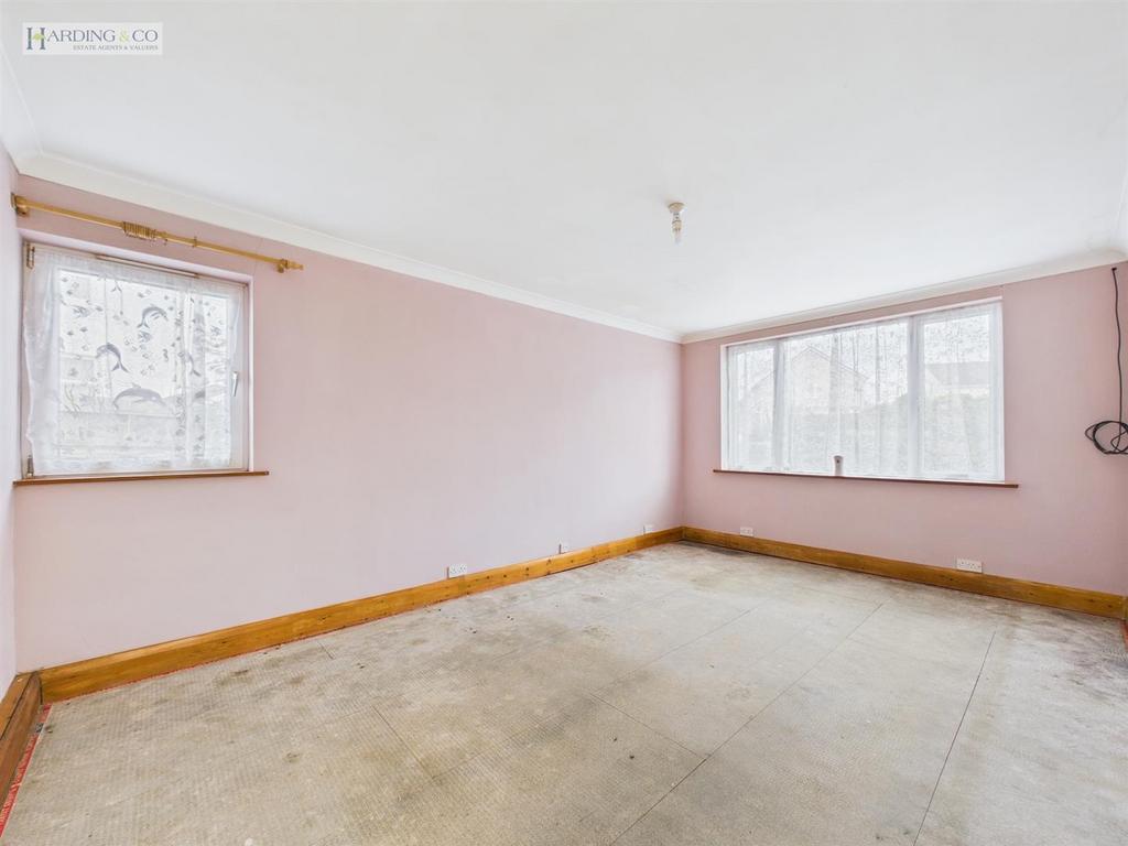Bedroom 1.jpg