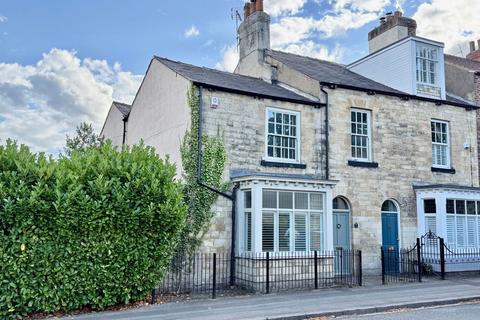 Boston Spa, High Street, LS23