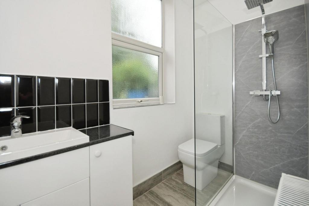 SHOWER ROOM.jpg