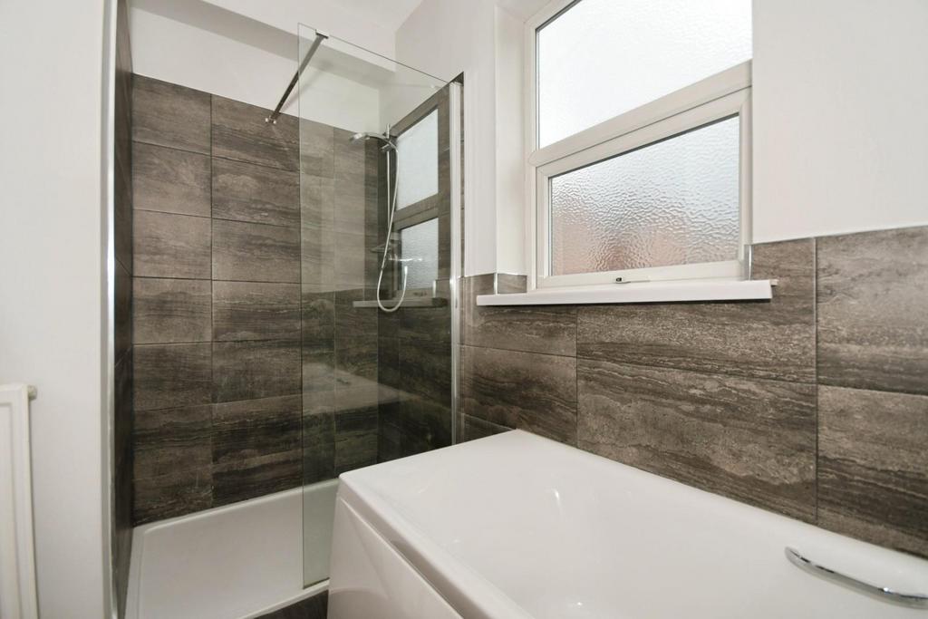 BATHROOM 02.jpg