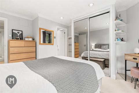 2 bedroom flat for sale, Inner Park Road, London