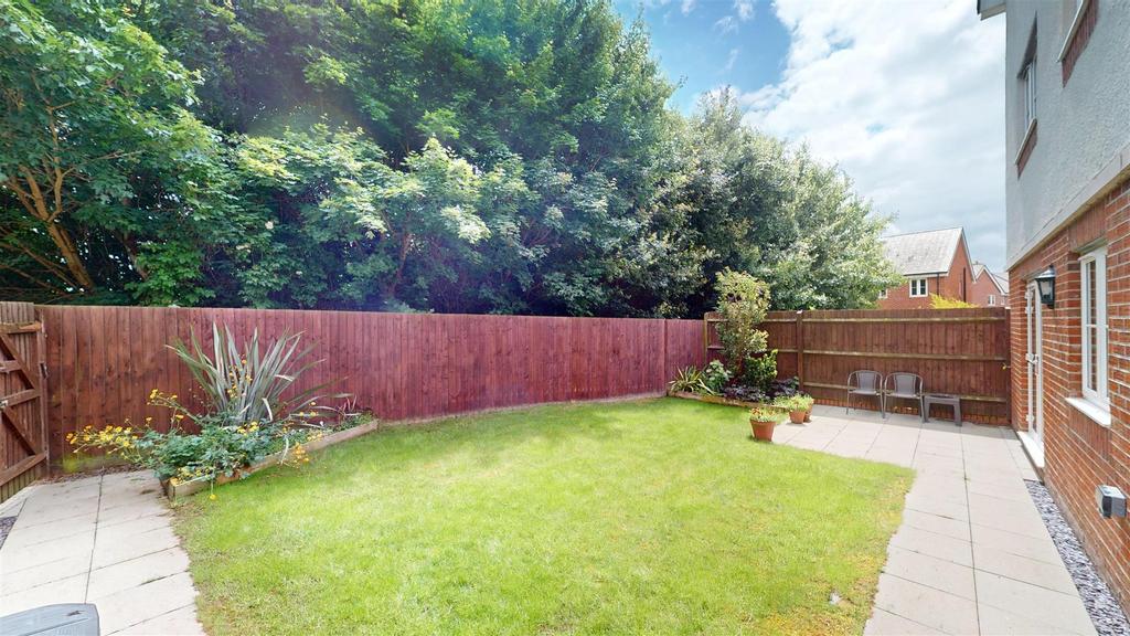 Drapers Rise 28 Garden 2.jpg