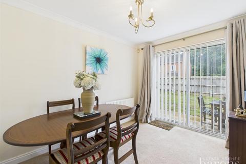 3 bedroom end of terrace house for sale, Breadels Field, Basingstoke RG22