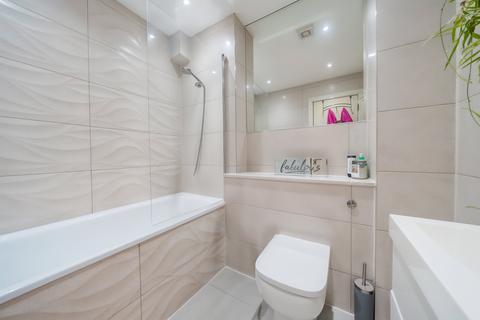Flat 5, Stocks House, 9 North Street, Leatherhead, KT22 7UX