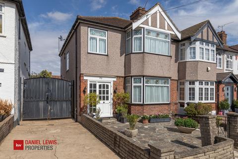 3 bedroom end of terrace house for sale, Oakleafe Gardens, Ilford, IG6