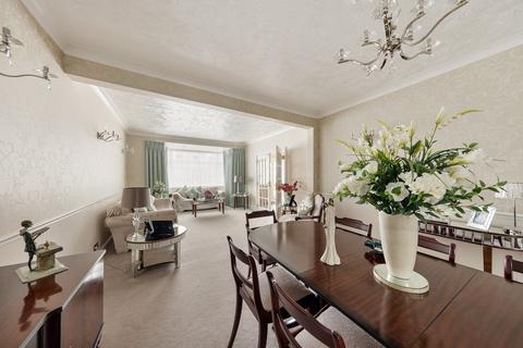 3 bedroom end of terrace house for sale, Oakleafe Gardens, Ilford, IG6