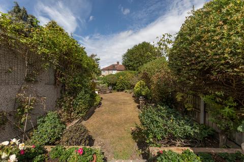 3 bedroom end of terrace house for sale, Oakleafe Gardens, Ilford, IG6
