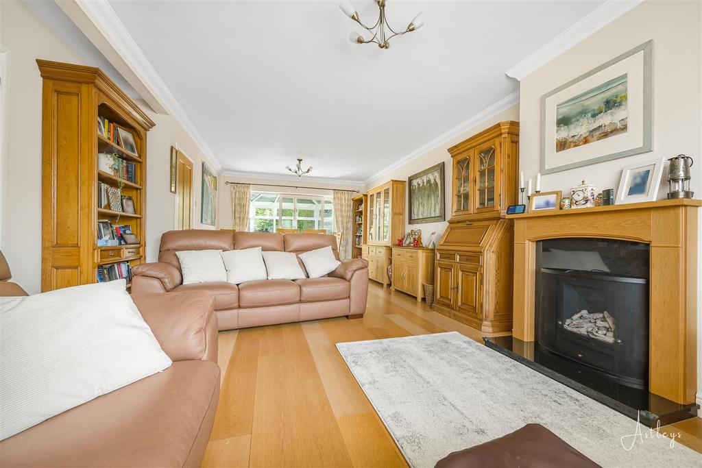 Lounge/Dining Room