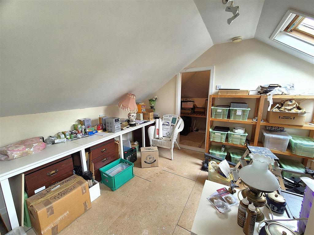 Attic room (2).jpg