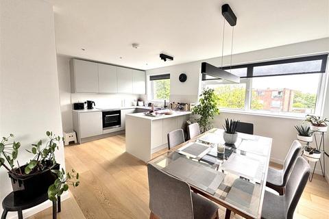 3 bedroom penthouse for sale, Court Downs Road, Beckenham, BR3