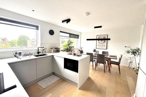 3 bedroom penthouse for sale, Court Downs Road, Beckenham, BR3