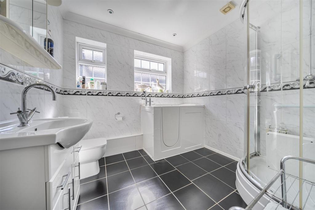 For Sale by  Aspire Residential   Glynde Avenue