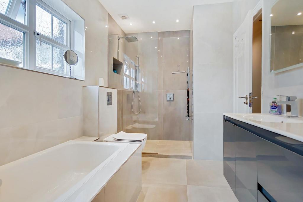 16 Bathroom-0.jpg