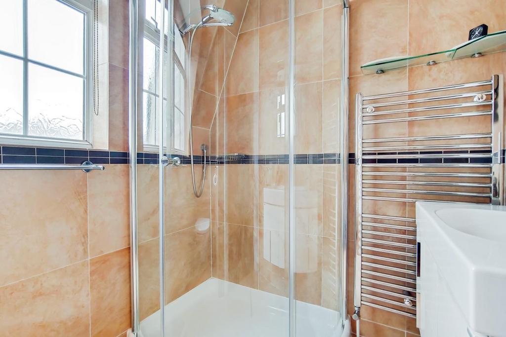 17 Bathroom 2-0.jpg