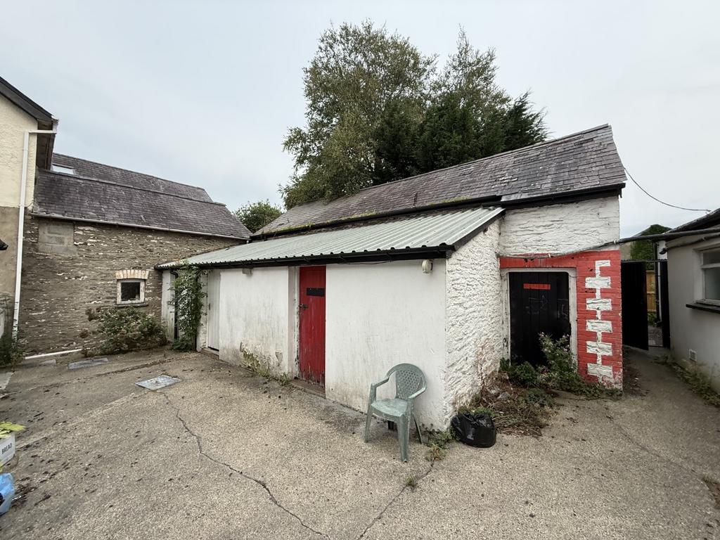 Detached 2 storey outbuilding