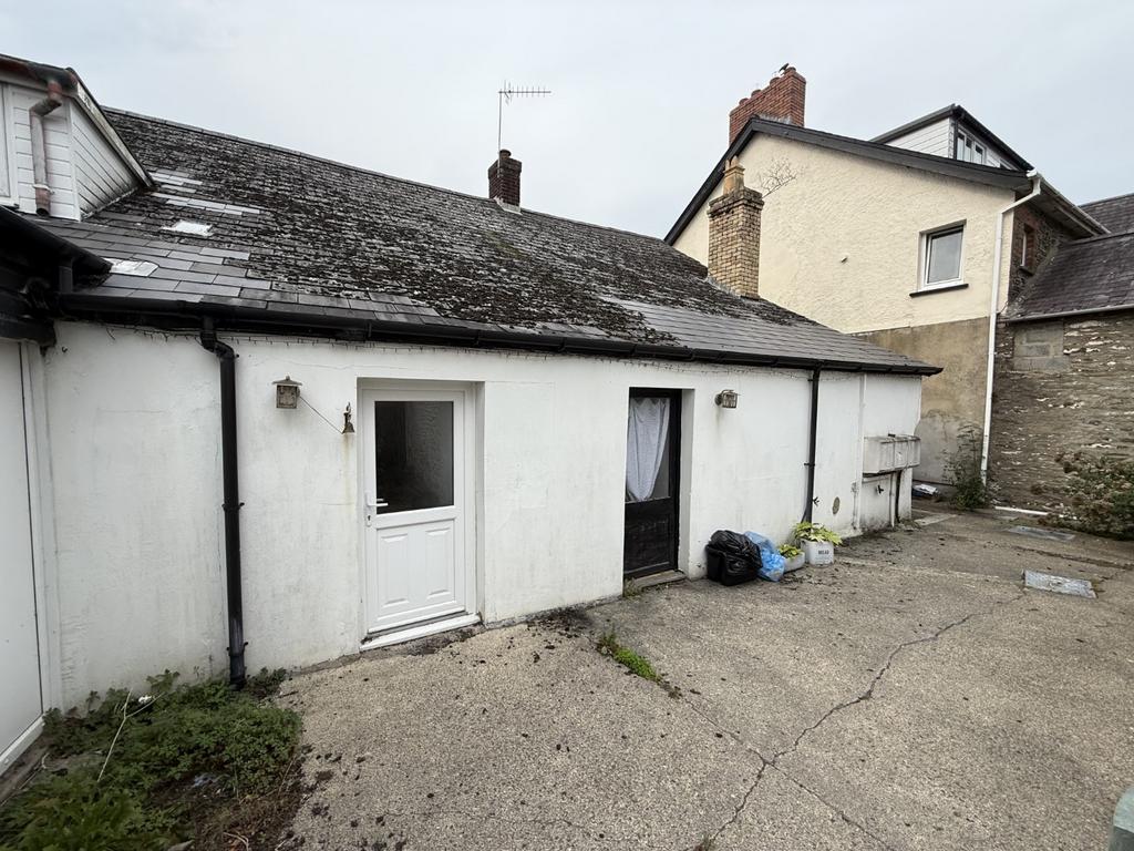 Detached 2 storey outbuilding