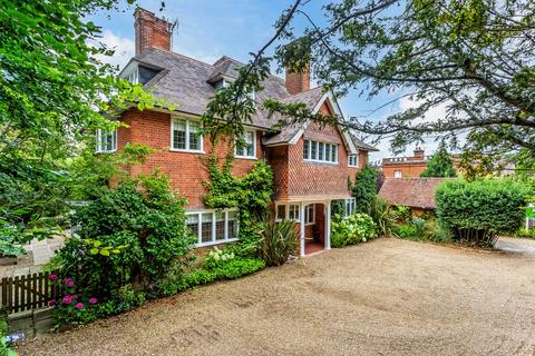 Flat 3, Instow Castle Road, Woking, GU21 4EU