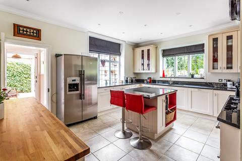 Flat 3, Instow Castle Road, Woking, GU21 4EU