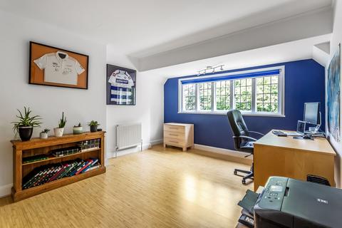 Flat 3, Instow Castle Road, Woking, GU21 4EU