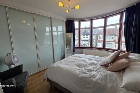 17 Bohun Grove, Barnet, EN4 8UA